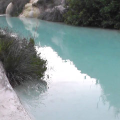 Bagno Vignoni: naturalne źródła termalne – widok z dołu