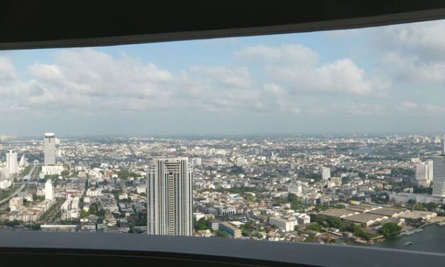 Wyjątkowe miejsce na nocleg w Bangkoku – Lebua at State Tower